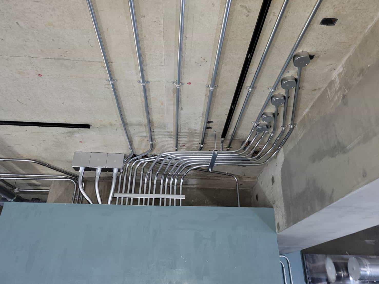 南風原町のスケルトン天井における電気配線をオシャレにオブジェ風電気配管工事に